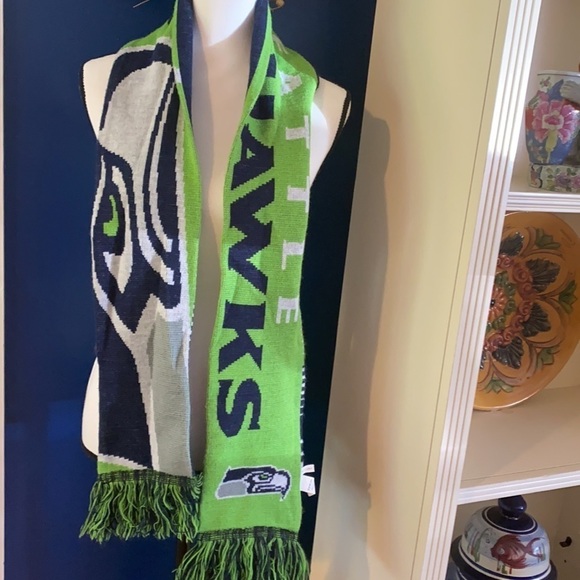 NWOT Men’s Forever Collectibles Seattle Seahawks Reversible Green and Blue Scarf - Picture 2 of 5